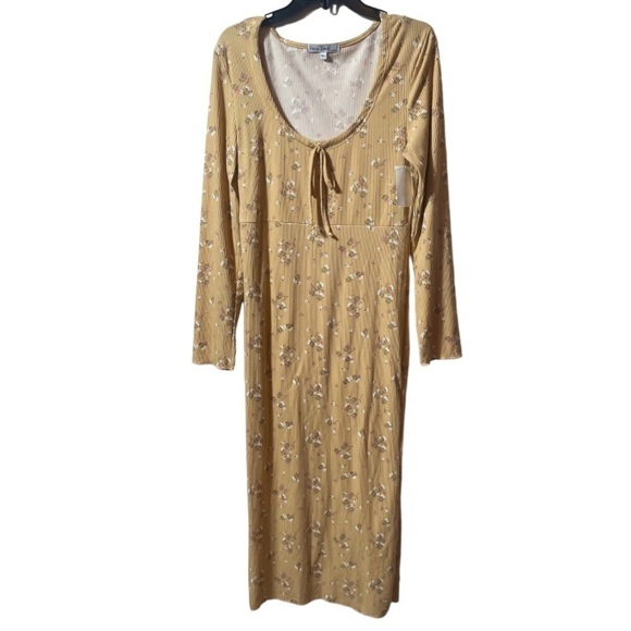 Velvet Torch Dresses & Skirts - 𝅺velvet torch gold floral midi dress